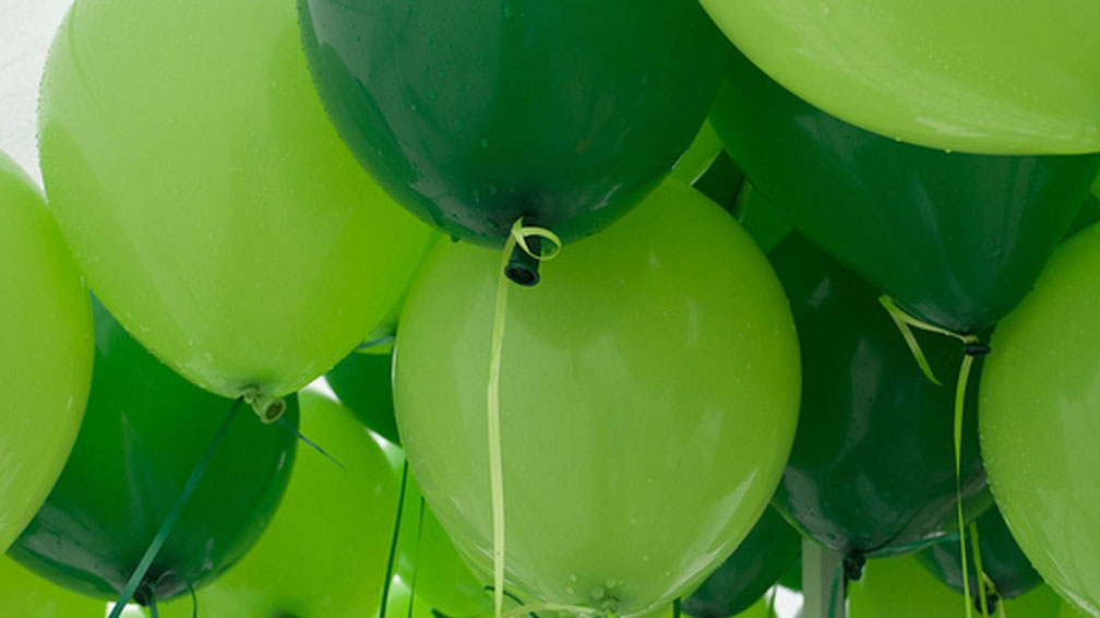 Воздушные шарики во сне. Зеленый воздушный шарик. Салатовые шары воздушные. Шары в зеленом цвете.